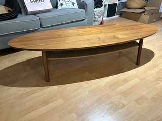 Mesa baja ovalada de madera