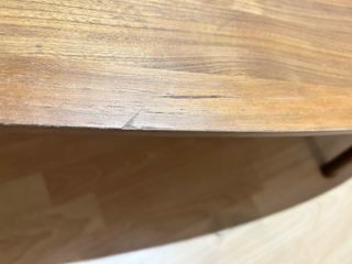 Mesa baja ovalada de madera