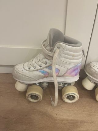Patines blancos con diseño iridiscente talla 33