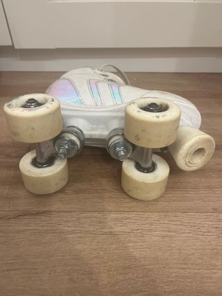 Patines blancos con diseño iridiscente talla 33