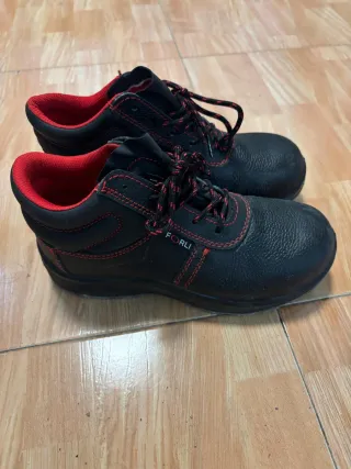 Zapatos de trabajo negros y rojos