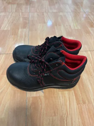 Zapatos de trabajo negros y rojos