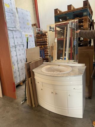 Mueble de baño con lavabo y espejo