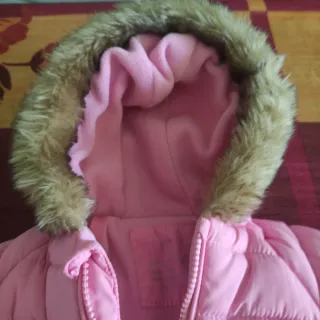 Buzo de bebé rosa con capucha