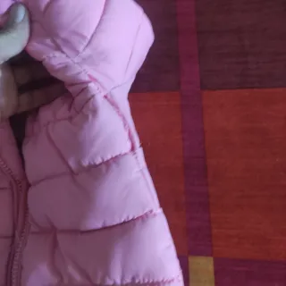 Buzo de bebé rosa con capucha