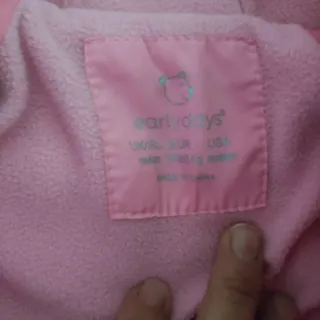 Buzo de bebé rosa con capucha