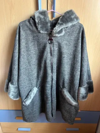 Chaqueta capa gris con pelo