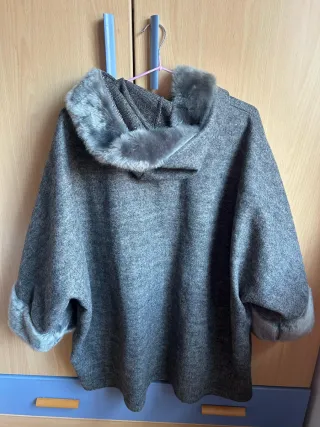 Chaqueta capa gris con pelo