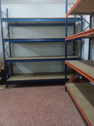 Estanterías metálicas carga madera