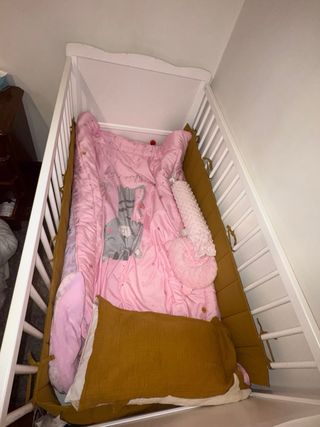 Cuna de madera blanca