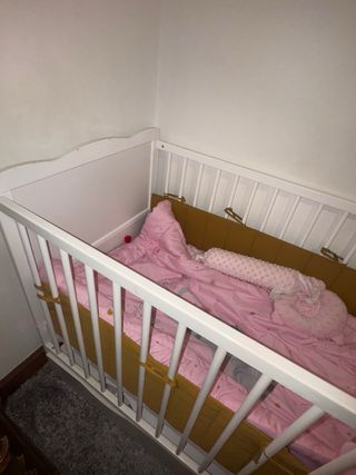 Cuna de madera blanca