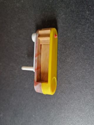 Carraca de juguete de plástico y madera