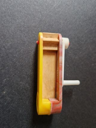 Carraca de juguete de plástico y madera