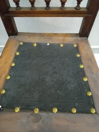 Sillas antiguas de cuero y madera