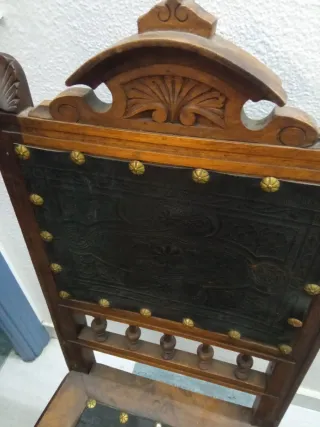 Sillas antiguas de cuero y madera