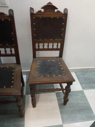 Sillas antiguas de cuero y madera