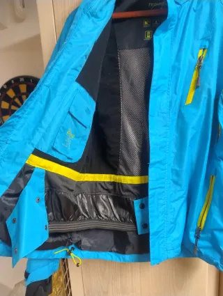 Chaqueta Decathlon Azul y Amarillo