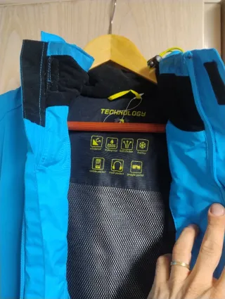 Chaqueta Decathlon Azul y Amarillo