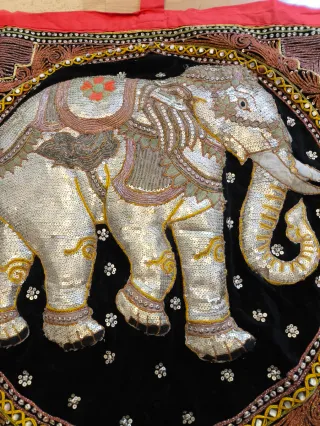 Pareja de tapices de elefantes bordados