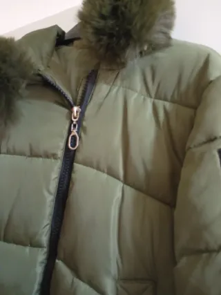 Chaqueta  unisex.  verde acolchada con capucha