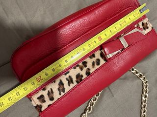 Bolso Guess Rojo Animal Print Cadena Dorada