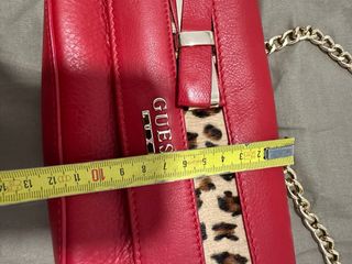 Bolso Guess Rojo Animal Print Cadena Dorada