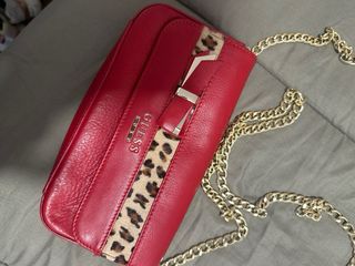 Bolso Guess Rojo Animal Print Cadena Dorada