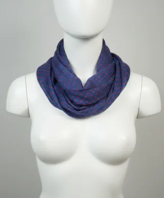 Pañuelo azul con lunares rojos