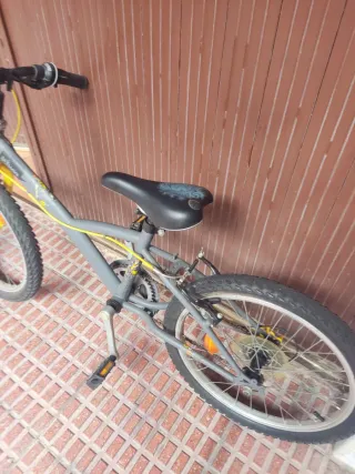 Bicicleta infantil B'Twin gris y amarilla