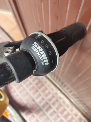 Bicicleta infantil B'Twin gris y amarilla