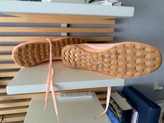 Zapatillas de fútbol naranjas y rosas