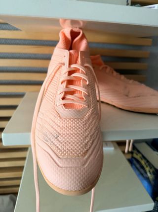 Zapatillas de fútbol naranjas y rosas