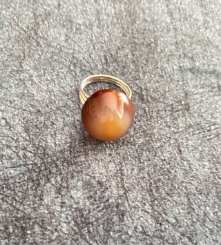 Anillo de cristal marrón y plateado