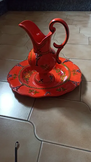 Jarra cerámica antigua con plato decorado