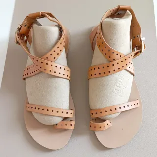 Sandalias de piel con perforaciones