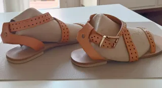 Sandalias de piel con perforaciones