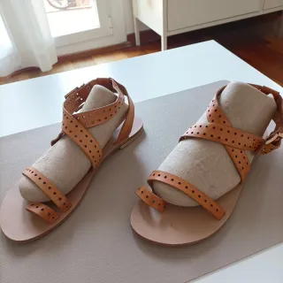 Sandalias de piel con perforaciones