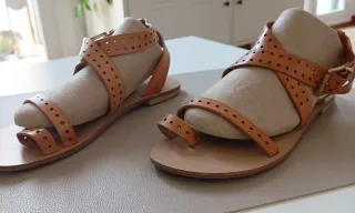 Sandalias de piel con perforaciones