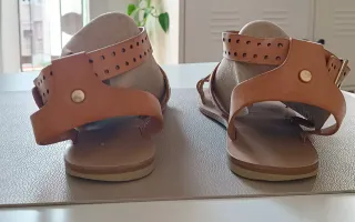 Sandalias de piel con perforaciones