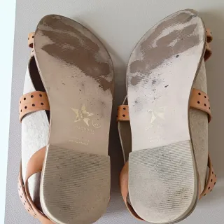 Sandalias de piel con perforaciones