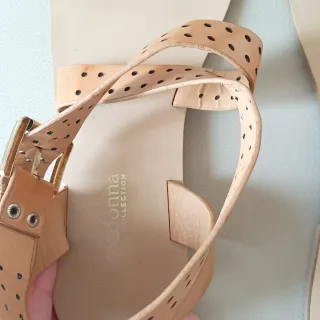 Sandalias de piel con perforaciones