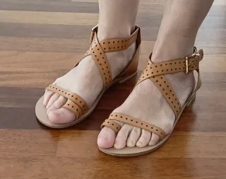 Sandalias de piel con perforaciones