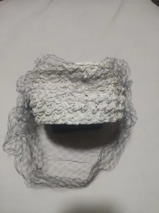 Tocado Rosario Eslava color marfil con velo negro