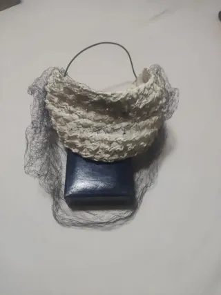 Tocado Rosario Eslava color marfil con velo negro