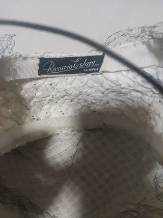 Tocado Rosario Eslava color marfil con velo negro