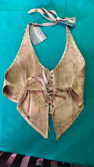 Top piel con tiras ajustables y tachuelas