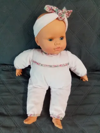 Muñeco bebé con conjunto y diadema