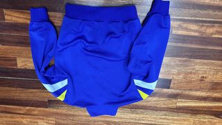 Sudadera azul y amarilla con cremallera