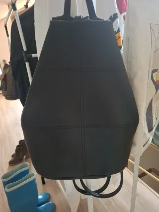 Mochila de piel negra