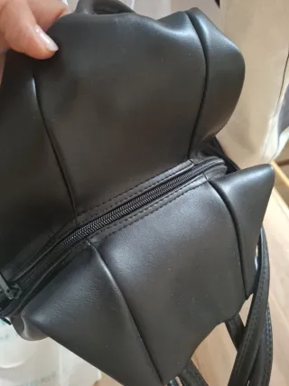 Mochila de piel negra